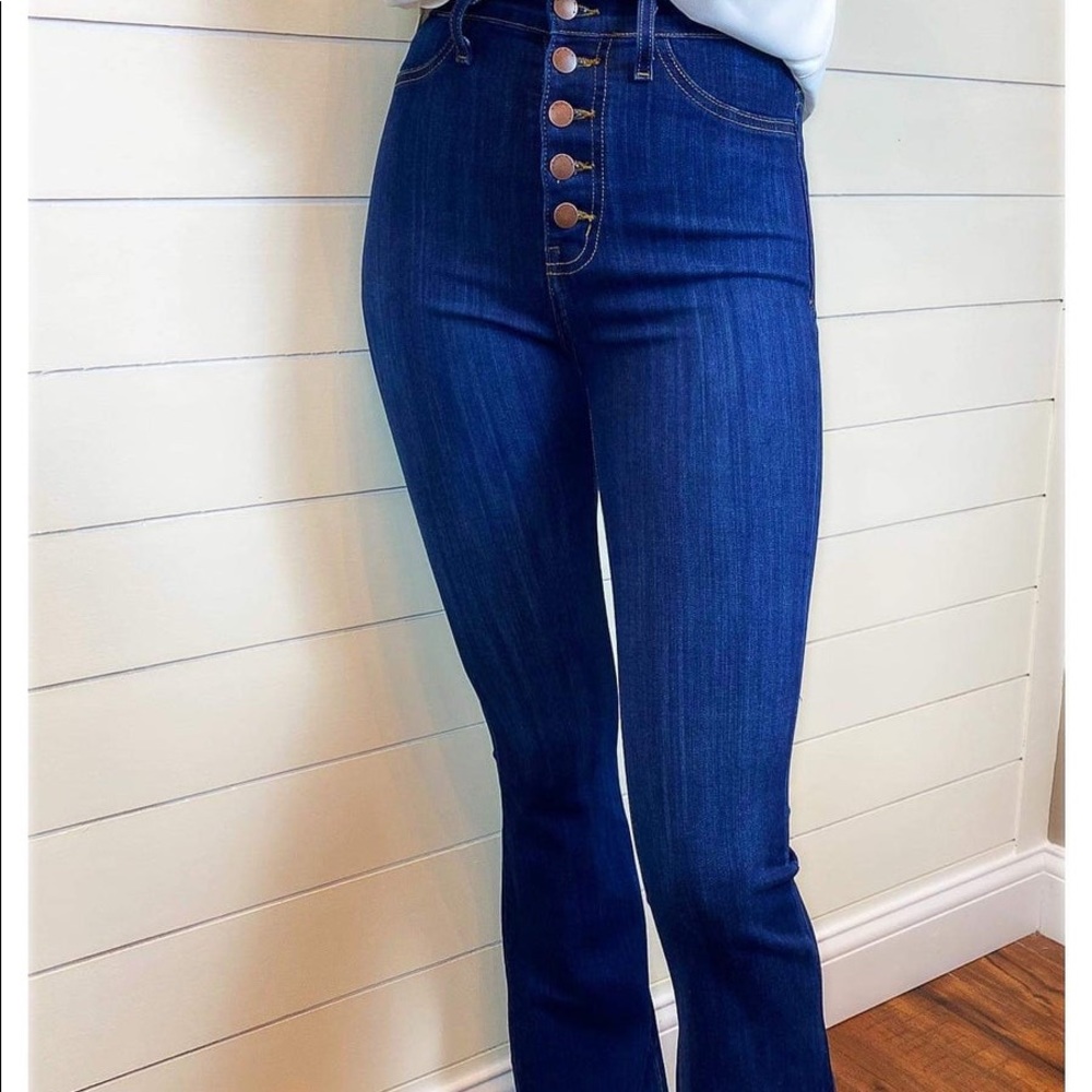 Fashion Nova ladies bell bottom 5 button clasp jeans